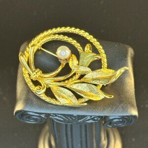 ✨ Vintage Gold-Tone Wreath Brooch with Faux Pearl & Leaf Detail – Classic Elegan